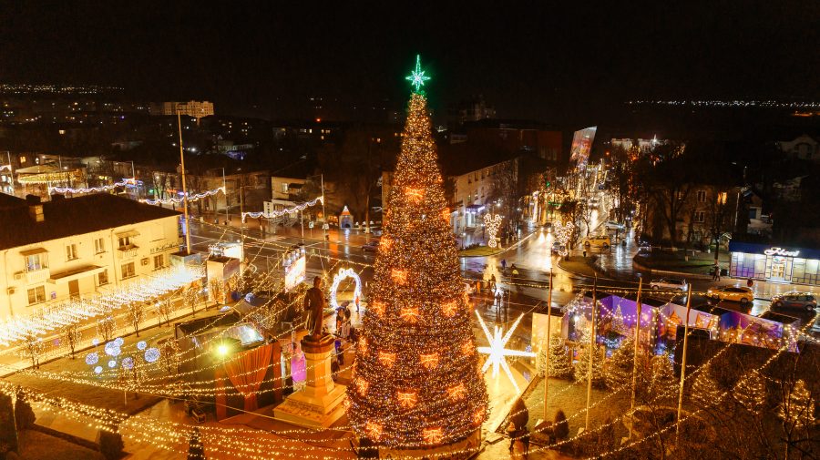 FOTO Cel mai mare pom de Crăciun din țară a fost inaugurat la Orhei