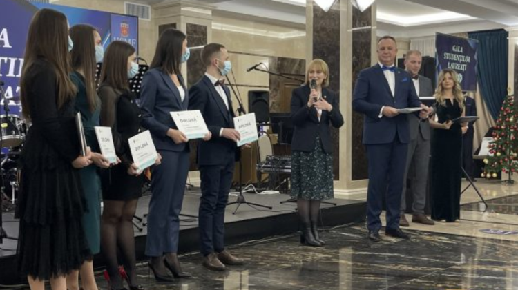 Cei mai activi studenți ai USMF „Nicolae Testemițanu”, premiați cu diplome de merit