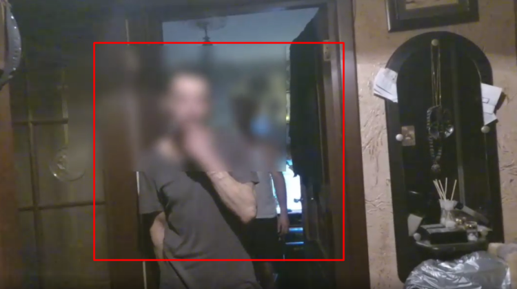 VIDEO Un bărbat agresiv din Capitală, reținut de polițiști. Este documentat pentru violență în familie