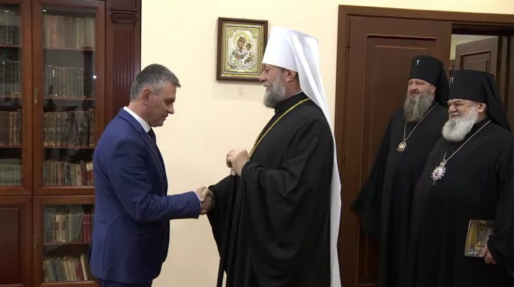 VIDEO Mitropolitul Vladimir „a dat o fugă” la Tiraspol. L-a felicitat pe Krasnoselski. Ce avea în pungă?