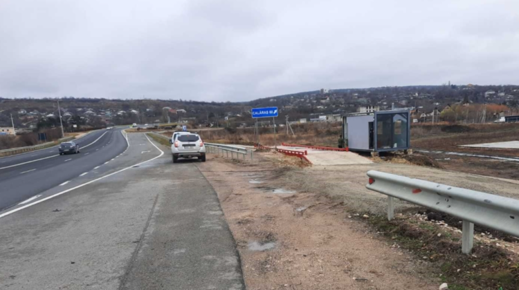 FOTO Amplasarea construcțiilor neautorizate pe acostament pune în pericol traficul rutier. ASD atenționează!