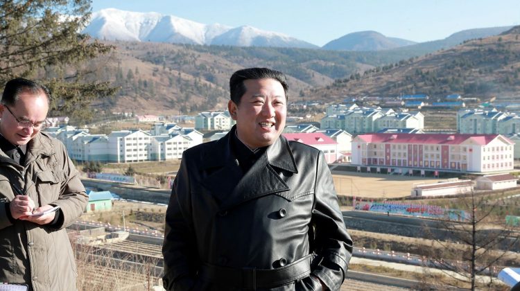 Cu febră înaltă, dar cu gândul la popor. Sora lui Kim Jong Un afirmă că liderul nord-coreean a avut COVID-19