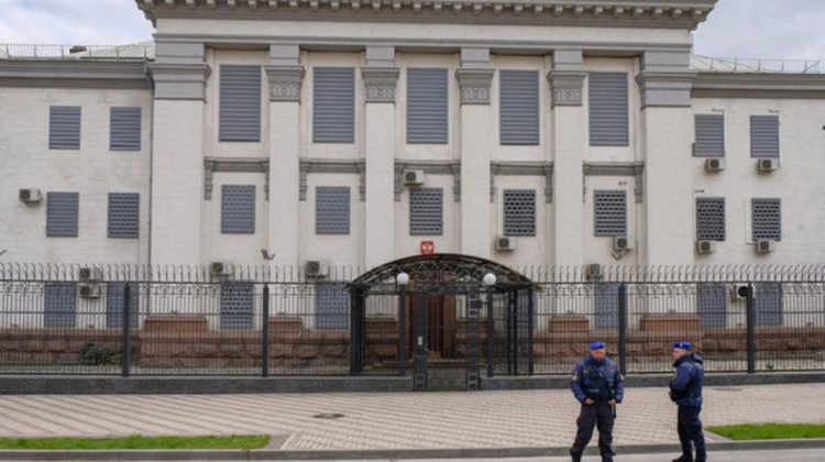 Rusia a început să evacueze familiile diplomaților ruși din Ucraina. Câte persoane au părăsit în grabă țara
