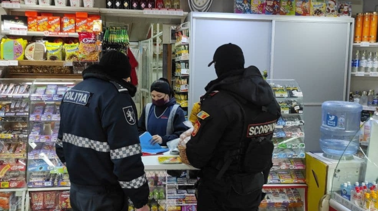FOTO Polițiștii au „aruncat” amenzi în stânga și-n dreapta! Cine nu a respectat regulile de profilaxie