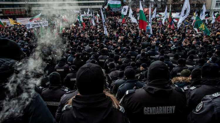 Proteste violente în Bulgaria. Oamenii au încercat să ia cu asalt clădirea Parlamentului