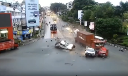 Zeci de mașini și motocicliști, făcuți zob la o intersecție din Indonezia! Momentul VIDEO când tirul spulberată totul