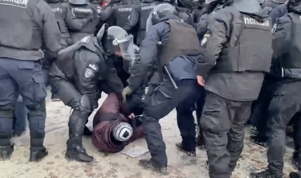 VIDEO Protest masiv la Kiev! Sute de antreprenori vor să ia cu asalt Rada Supremă a Ucrainei. Există victime