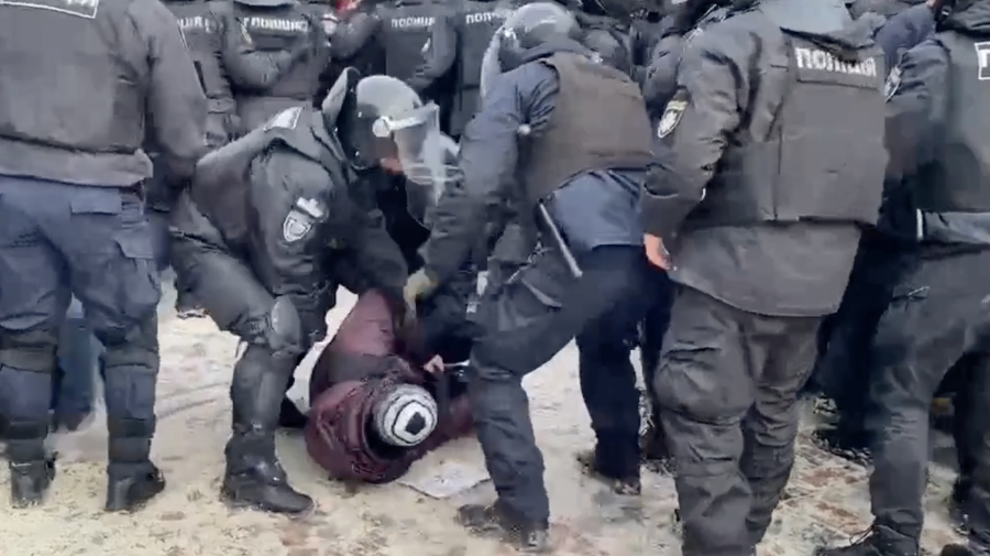 VIDEO Protest masiv la Kiev! Sute de antreprenori vor să ia cu asalt Rada Supremă a Ucrainei. Există victime