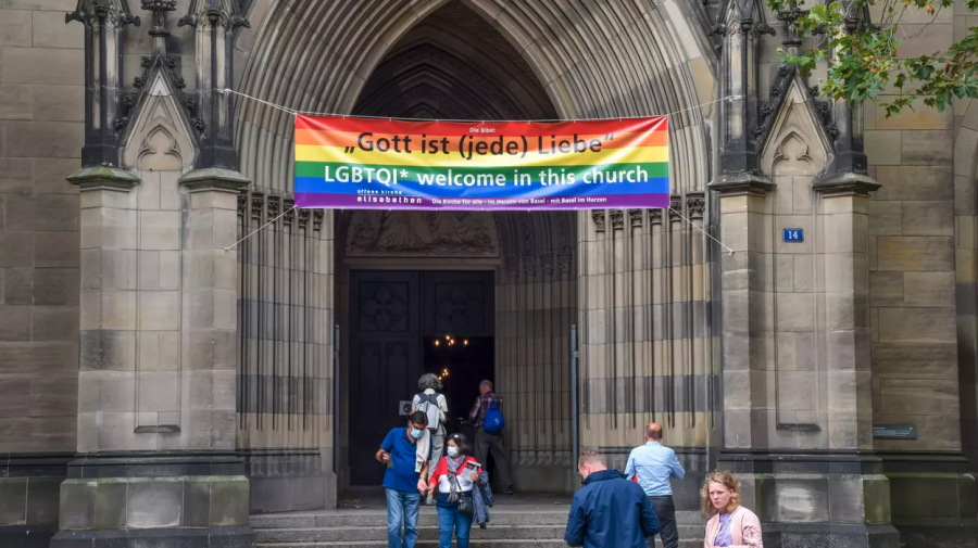 „E timpul să arătăm că existăm”! Peste 100 de preoți catolici din Germania au recunoscut public că sunt gay