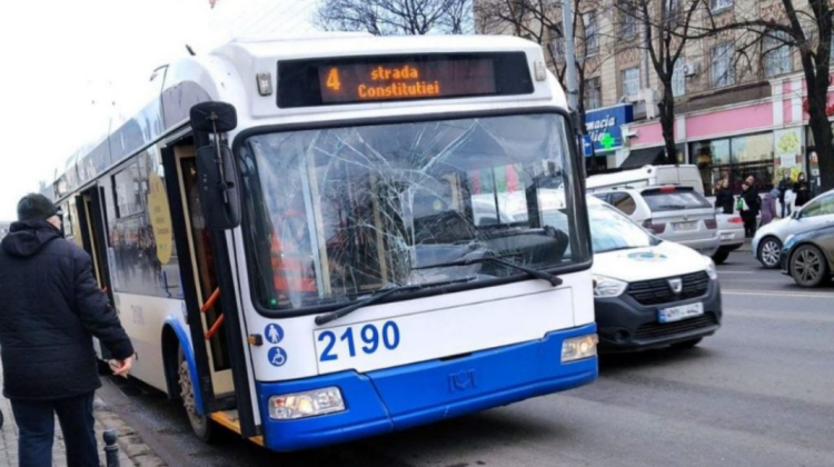 FOTO Un bărbat a fost lovit de un troleibuz în centrul Capitalei. Victima a fost transportată la spital