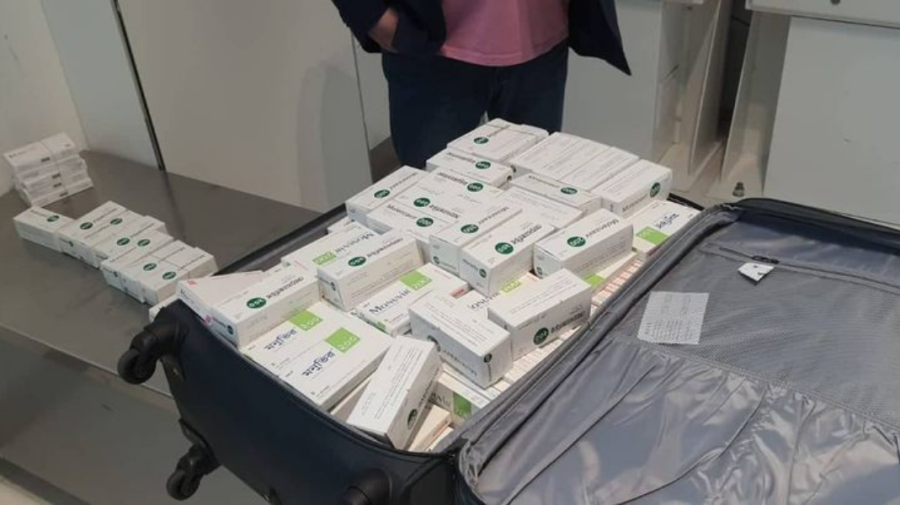 FOTO Sute de cutii cu medicamente antiCOVID-19, confiscate la aeroport! Un străin a încercat să le treacă ilegal