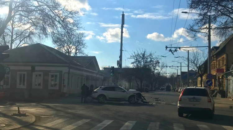 FOTO Un Porsche a „aruncat” o Mazda pe trotuar, la intersecția străzilor 31 august cu Vasile Alecsandri. Sunt zob