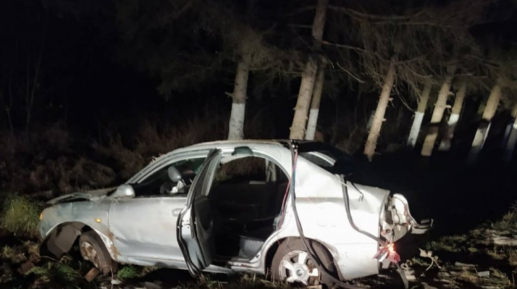 FOTO Accident nocturn la Dondușeni. Un tânăr s-a izbit violent cu mașina într-un copac