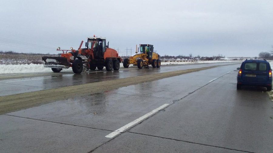 Zăpadă nu este, însă drumarii sunt la datorie. Noaptea trecută au împrăștiat peste 32 de tone de material antiderapant
