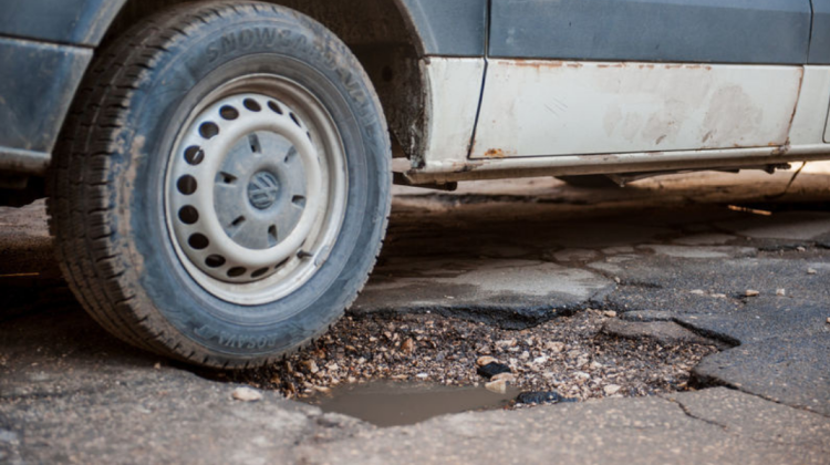 Ca ciupercile după ploaie! Muncitorii vor lucra la plombarea gropilor apărute după topirea zăpezii