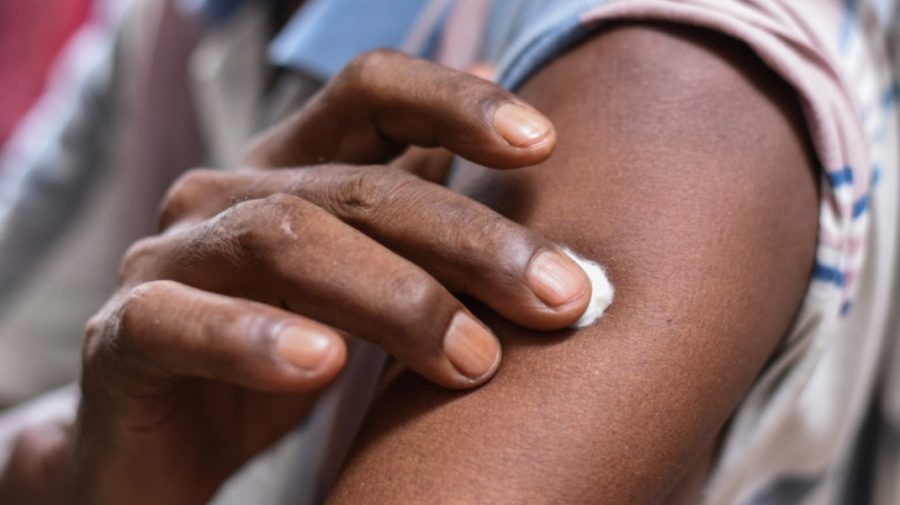 Un bărbat s-a vaccinat anti-COVID-19 de peste 10 ori! A fost prins, când încerca din nou s-o facă. Care-i starea sa