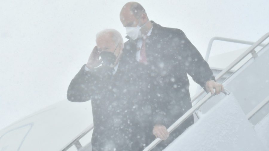 STOP CADRU Biden ține mâinile la urechi, ca să se apere de furtuna de zăpadă! A stat blocat la aeroport jumătate de oră