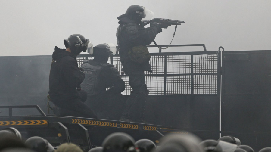 VIDEO ? Arde peste tot! Protestatarii au spart cordoanele poliției și au capturat clădirea administrației din Almatî