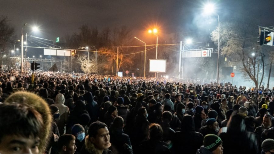 VIDEO Stare de urgență în Kazahstan! Oamenii s-au revoltat din cauza prețurilor mari la combustibil
