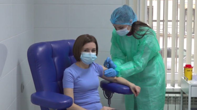 FOTO VIDEO Maia Sandu și-a administrat cea de-a treia doză de vaccin în prezența presei. Ce ser a utilizat?