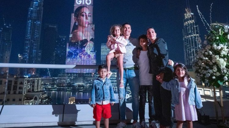 VIDEO Surpriză de 60 de mii de euro! Chipul soției lui Ronaldo a fost proiectat pe „Burj Khalifa” din Dubai