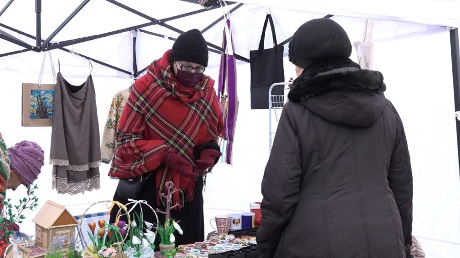 VIDEO Pandemia nu este un obstacol pentru producătorii autohtoni. Ce au scos pe tarabe în centrul orașului Bălți