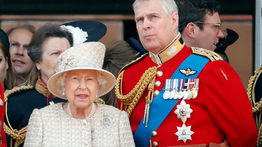 Regina Elisabeta i-a retras Prințului Andrew toate distincțiile militare și titlul de Alteță Regală