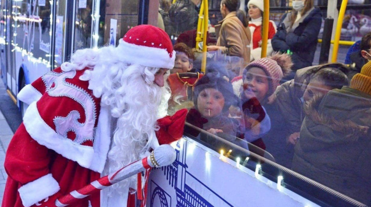 Ruta specială a troleibuzului turistic „Cunoaște orașul alături de Moș Crăciun” a fost prelungită și în acest weekend