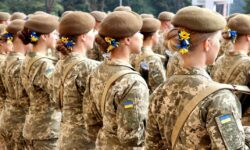 Femeile din Ucraina, speriate inițial cu amenzi, sfătuite să nu se grăbească să se înregistreze în armată. Cum, de ce?