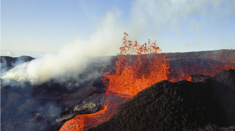 Strașnic! Un bărbat s-a dus să vadă un vulcan activ și a căzut în crater. A fost pornită o anchetă