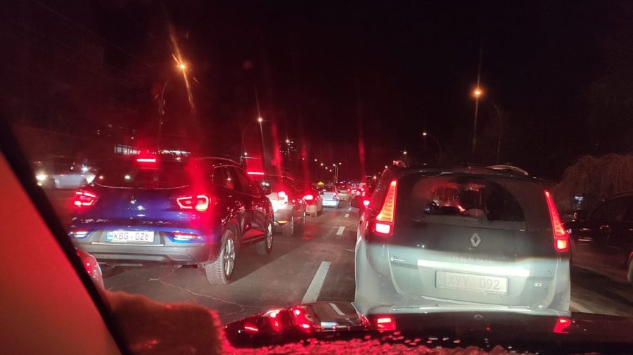 Atenție, șoferi! Sunt ambuteiaje și ceața pe traseele naționale în această seară