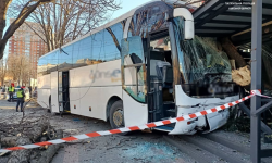 FOTO, VIDEO Un autobuz de pe ruta Odesa-Kiev a „zburat” într-o clădire. Șoferul a decedat în drum spre spital