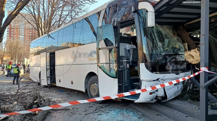 FOTO, VIDEO Un autobuz de pe ruta Odesa-Kiev a „zburat” într-o clădire. Șoferul a decedat în drum spre spital