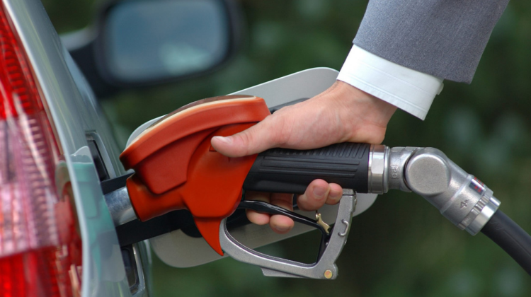 „Surpriză” pentru șoferi! Prețul carburanților „explodează” din nou. Cât va costa vineri un litru de benzină