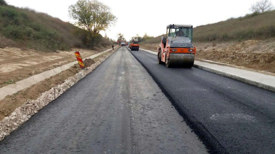 Republica Moldova rămâne tot la plombarea drumurilor. Guvernul a alocat bani pentru întreținerea de rutină a drumurilor