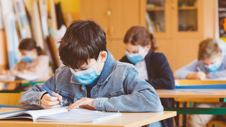 Mii de cazuri de infecții respiratorii virale și de gripă – înregistrate în școli! Solicitarea Ministerului Educației
