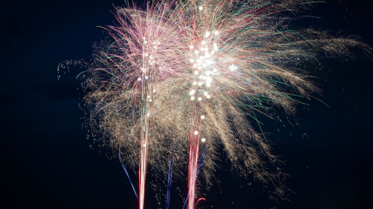 Imagini șocante +18! Un bărbat a rămas fără un braț, după ce a lansat focuri de artificii chiar din mâinile sale