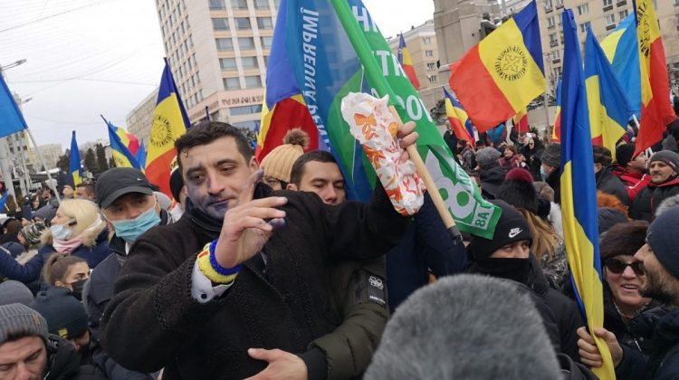 Momentul VIDEO în care lui George Simion i se toarnă cerneală pe față: Prinde-l, prinde-l. Liderul AUR – zero reacție