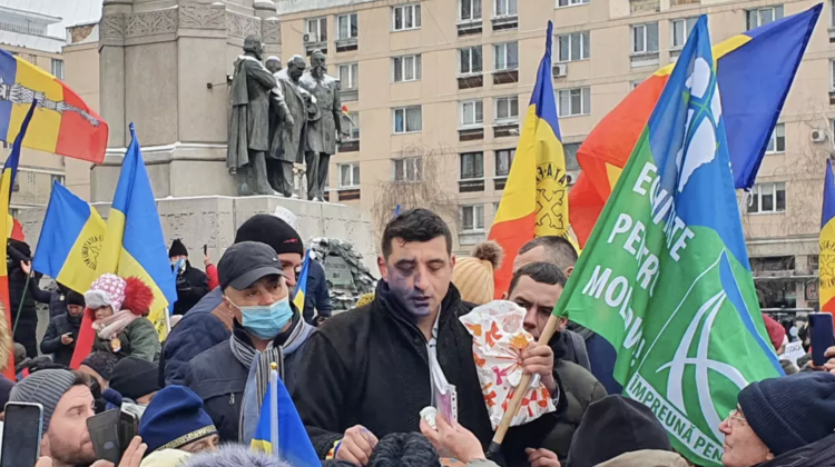 George Simion, lider al controversatului partid AUR, stropit la Iași cu cerneală în timpul unui eveniment