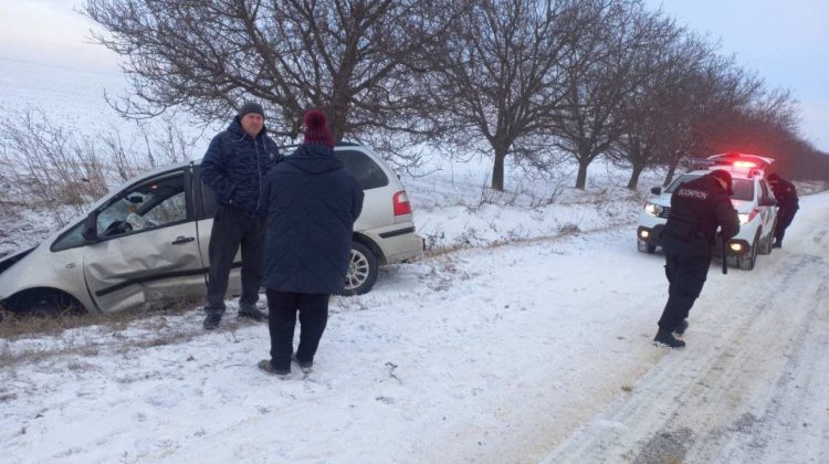 FOTO Două mașini, „aruncate” de pe traseu. A fost nevoie de intervenția poliției