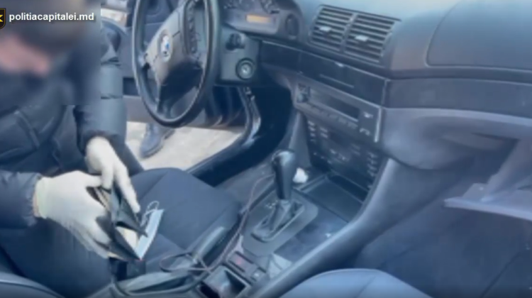 Momentul VIDEO în care mașina unui individ din Chișinău este „scuturată” de polițiști! Ce au găsit oamenii legii