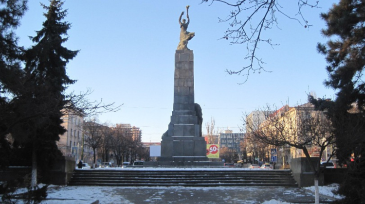 Porțiunea din preajma monumentului „Eroilor Comsomoliști” de pe aleea pietonală din bd. Grigore Vieru va fi reabilitată