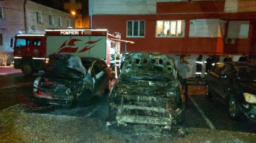 FOTO Incendiu în Capitală! Trei mașini au fost făcute scrum în această noapte