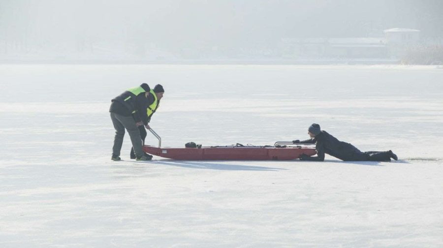 La un pas de tragedie! Un pescar de 21 de ani a fost salvat de la înec din lacul Ghidighici