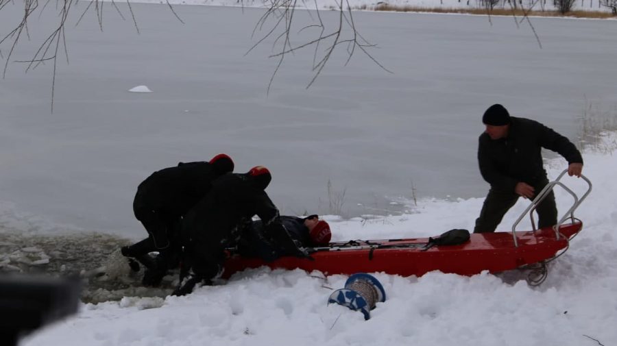 La un pas de tragedie! Un pescar a fost scos de sub gheața unui lac înainte de a se îneca