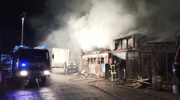 FOTO Două clădiri au luat foc noaptea trecută în Capitală. Zeci de pompieri s-au luptat cu flăcările