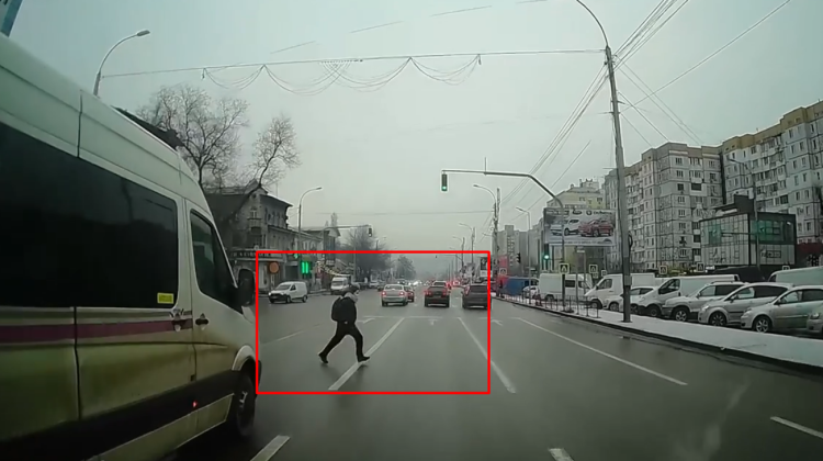 VIDEO Așa NU se traversează strada! Momentul în care o persoană aproape ajunge sub roțile unei mașini