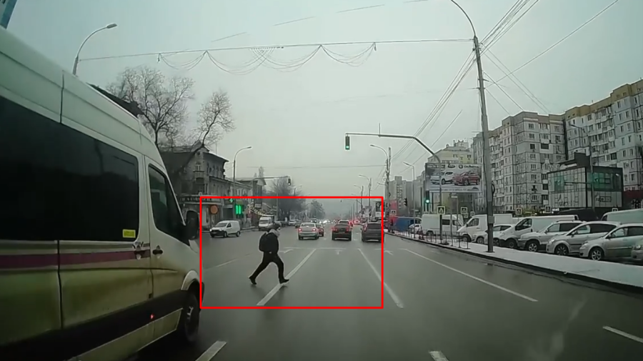 VIDEO Așa NU se traversează strada! Momentul în care o persoană aproape ajunge sub roțile unei mașini