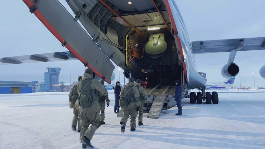 Rusia realizează transferul trupelor şi echipamentelor militare în Kazahstan cu 75 de avioane-cargo