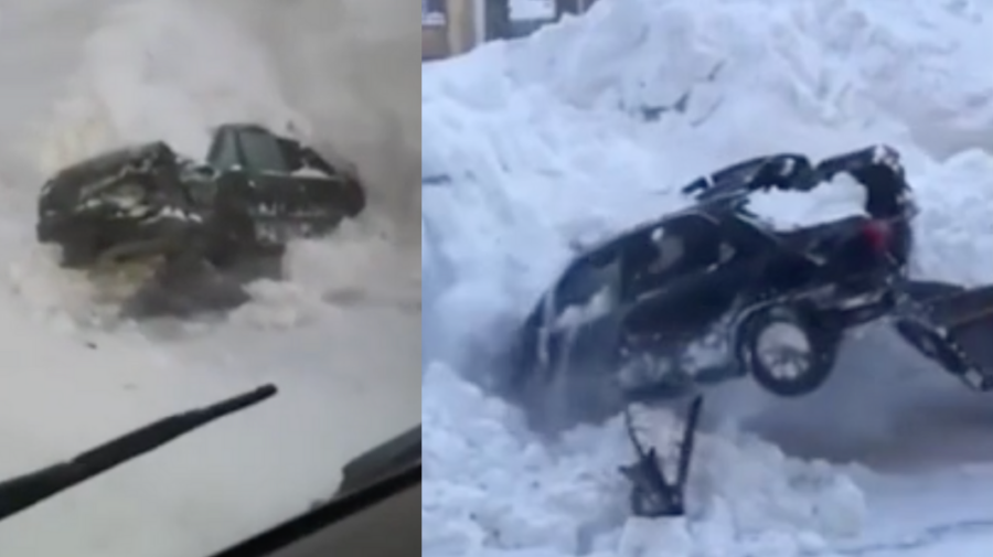 VIDEO Incompetență sau indiferență? Într-un oraș din Rusia, zeci de mașini au fost avariate în timpul deszăpezirii